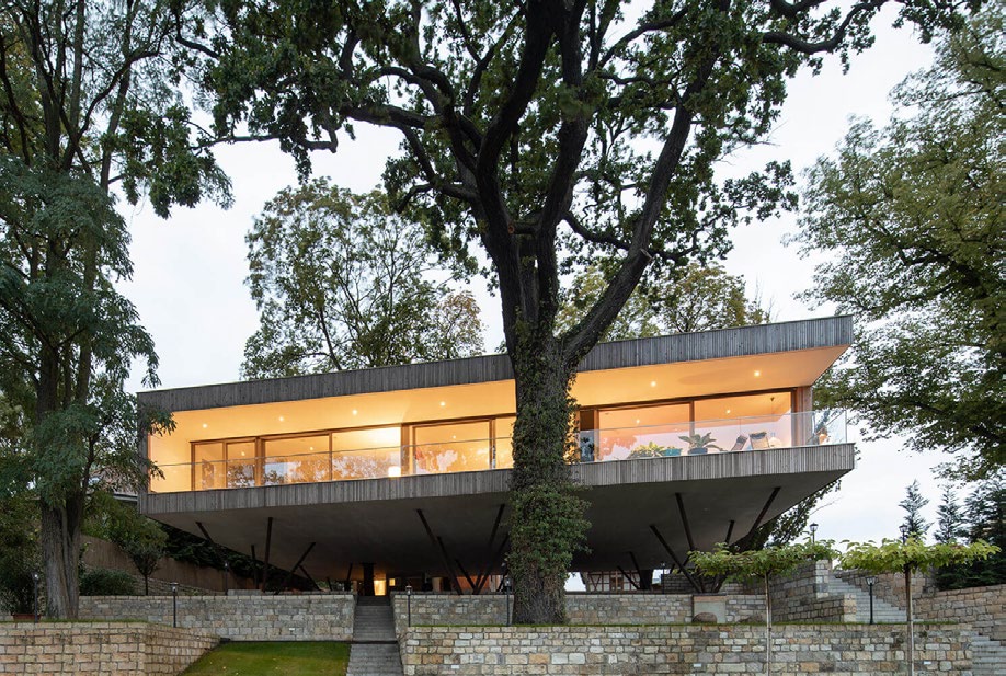 Modernes Haus im Grünen – Symbol für Lebensqualität