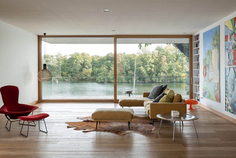 Helles Wohnzimmer mit Seeblick – Symbol für Ruhe und Offenheit